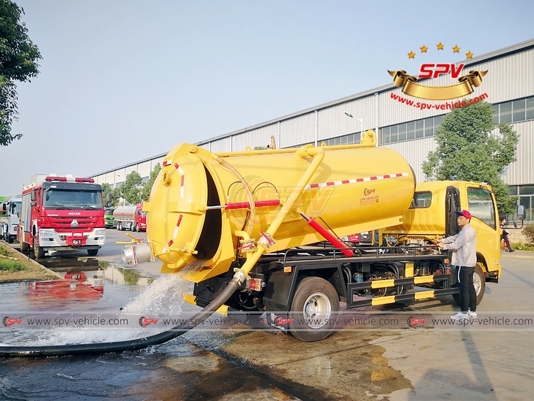 6,000 Litres Sewage Vacuum Truck ISUZU - Rear Door Open